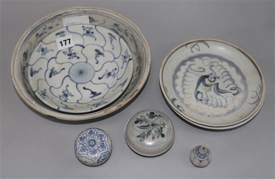 A quantity of Chinese pottery